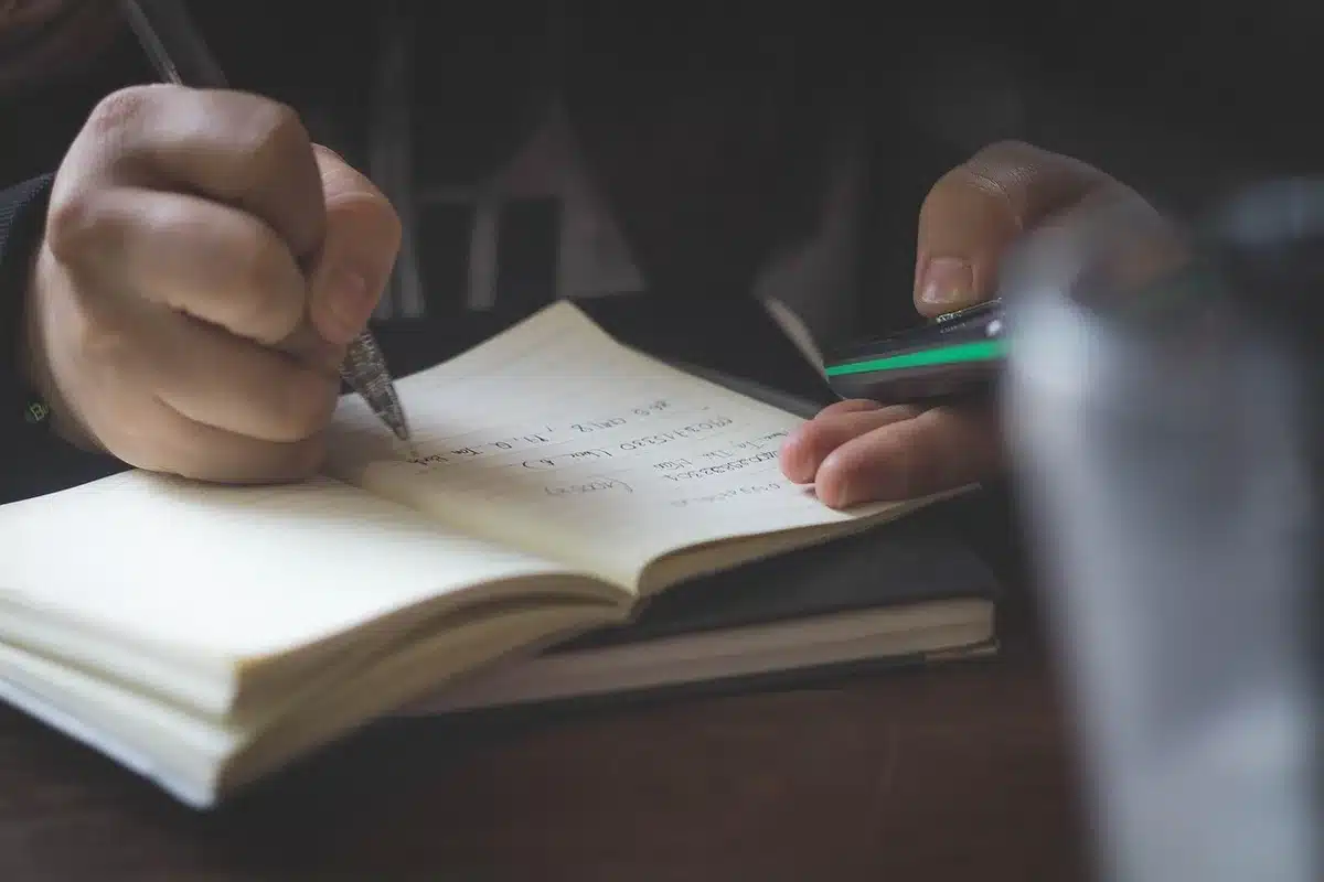 Studenti partecipano attivamente a una discussione guidata dall'insegnante