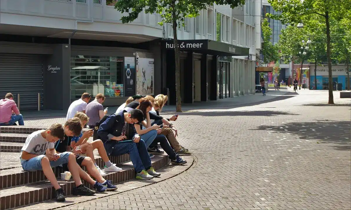 Schermo di smartphone con video beauty che mostrano risultati immediati
