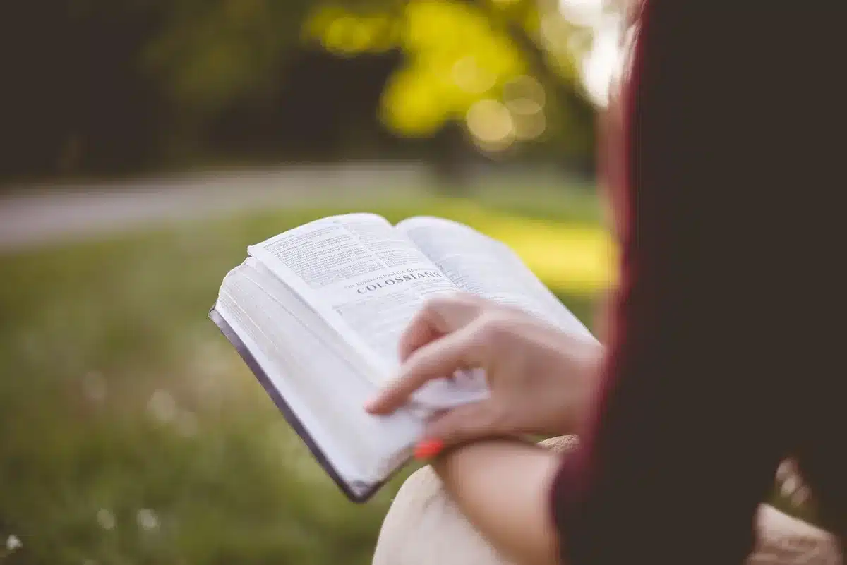 Mani di adolescenti con prodotti per la pelle e un libro illustrato sul tavolo
