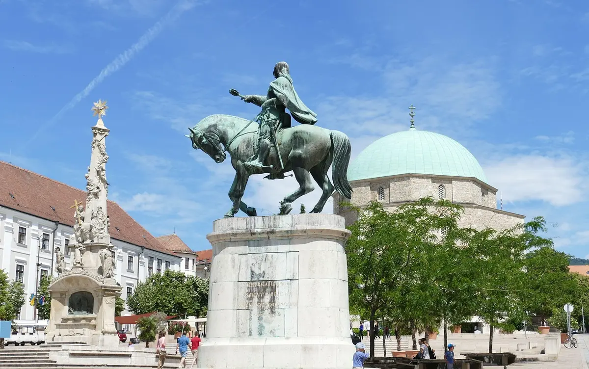 Piazza con statua equestre e edifici istituzionali sullo sfondo