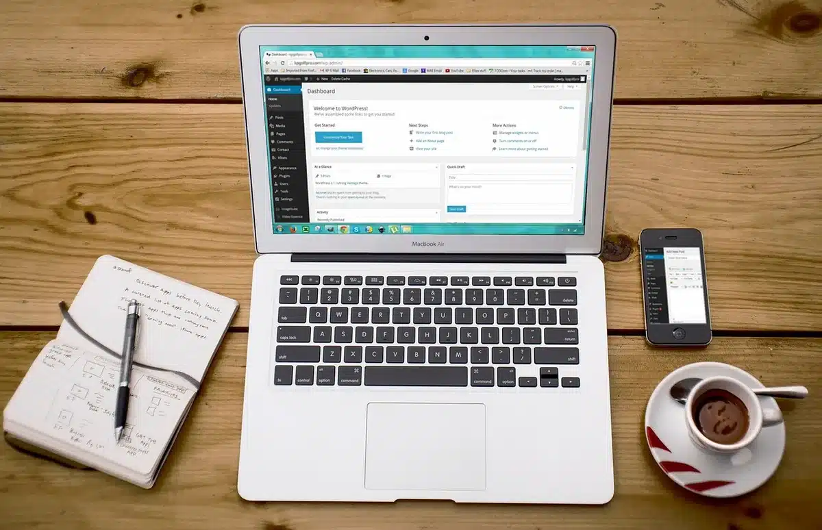 Schermata mobile con dashboard di piattaforma per affitti che mostra profili e annunci