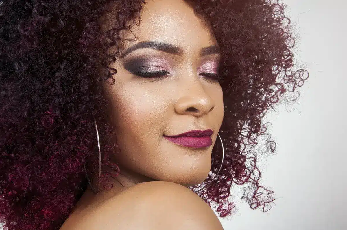 Texture cremosa del rossetto su una superficie, effetto idratante