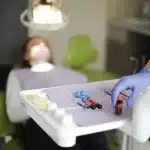 Vassoio con siringhe e flaconi in una sala d'attesa sanitaria
