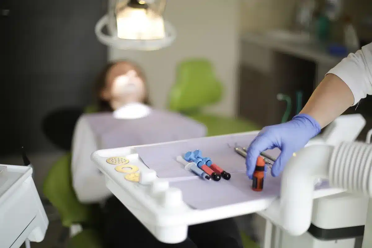 Vassoio con siringhe e flaconi in una sala d'attesa sanitaria