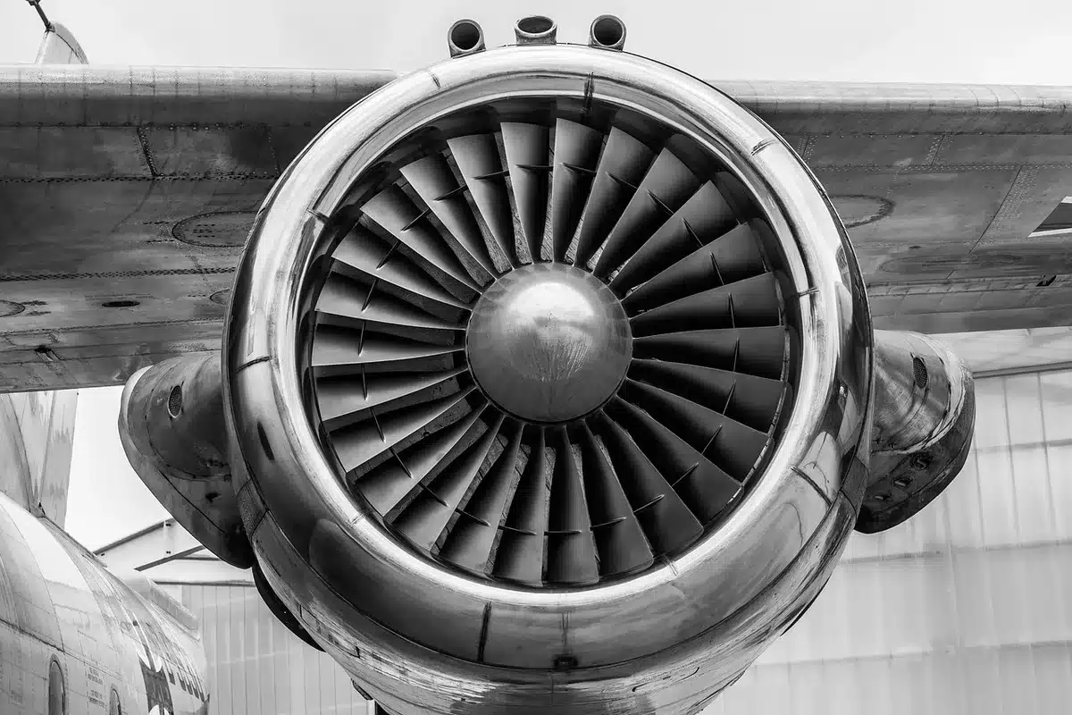 Ventilatore in una stanza calda che sposta aria senza raffreddare