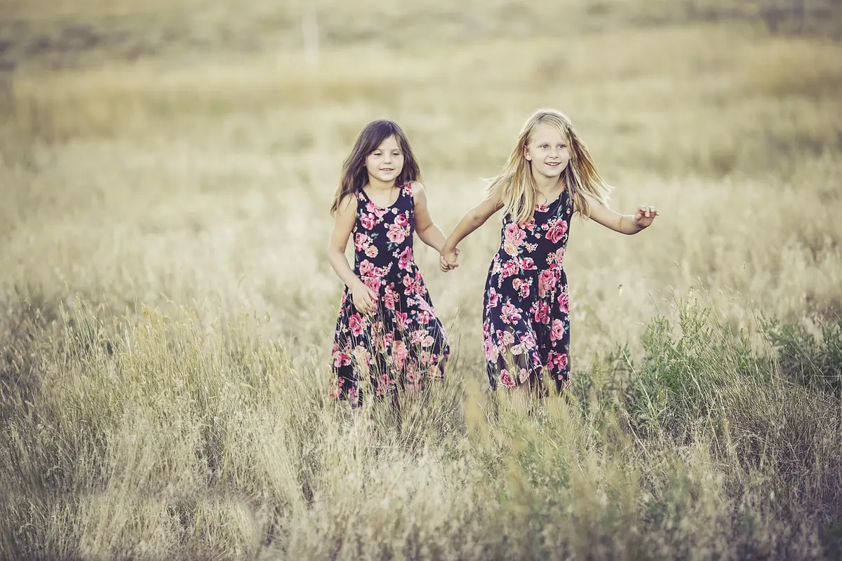 Vestito a fiori per bambina appoggiato su una panchina al parco