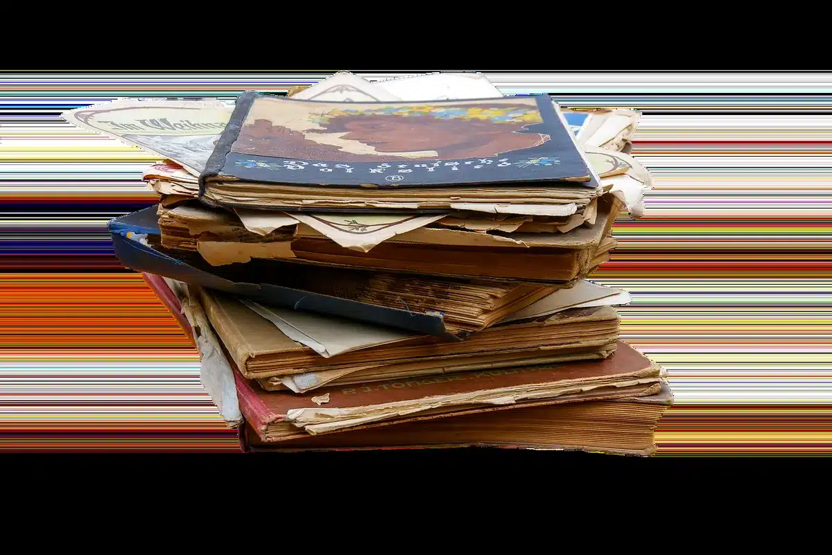 Tavolo con documenti storici e fotografie per la consultazione