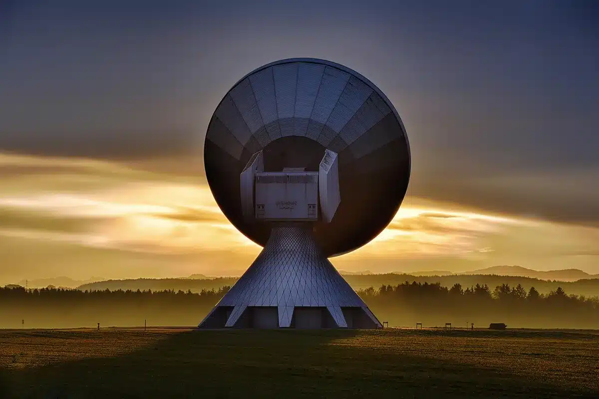 Schermo radar con tracce degli aeromobili e dati di volo